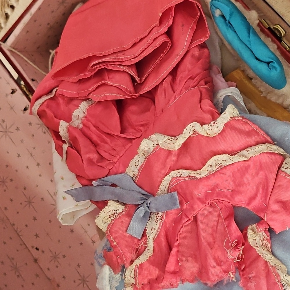Vintage Doll Trunk With Doll Clothing - Picture 7 of 8
